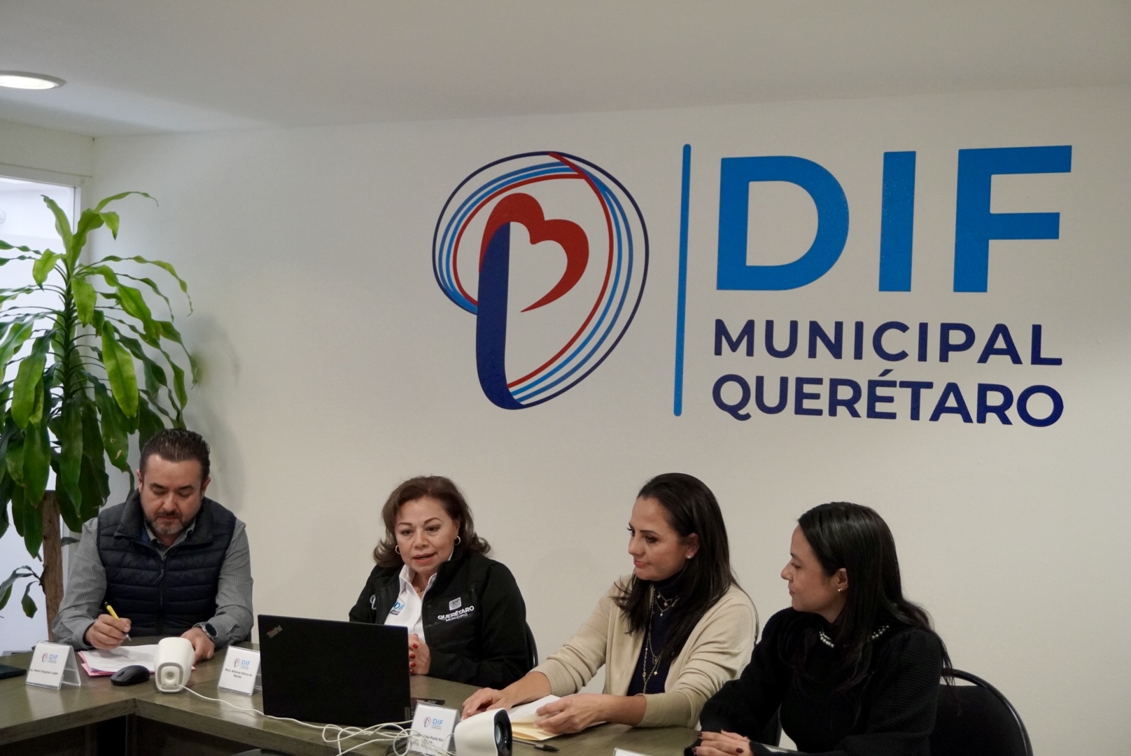 Imagen de Adriana Olvera de Macías con el Voluntariado del SMDIF en Querétaro